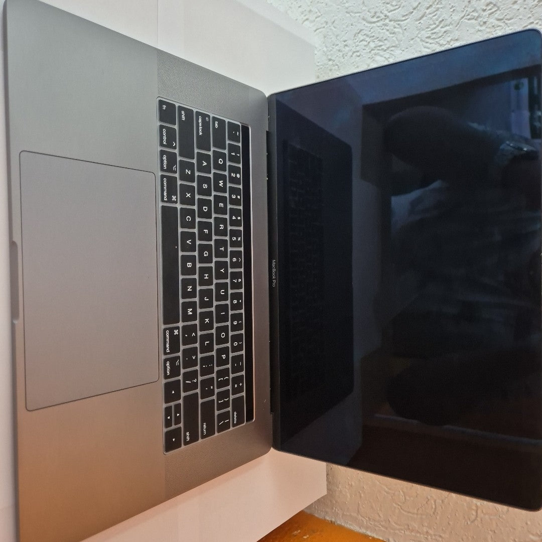 LAPTOP APPLE MACBOOK PRO 15" 2018 2.9 A1990 512 GB SSD 32 GB RAM (SEMINUEVO)
