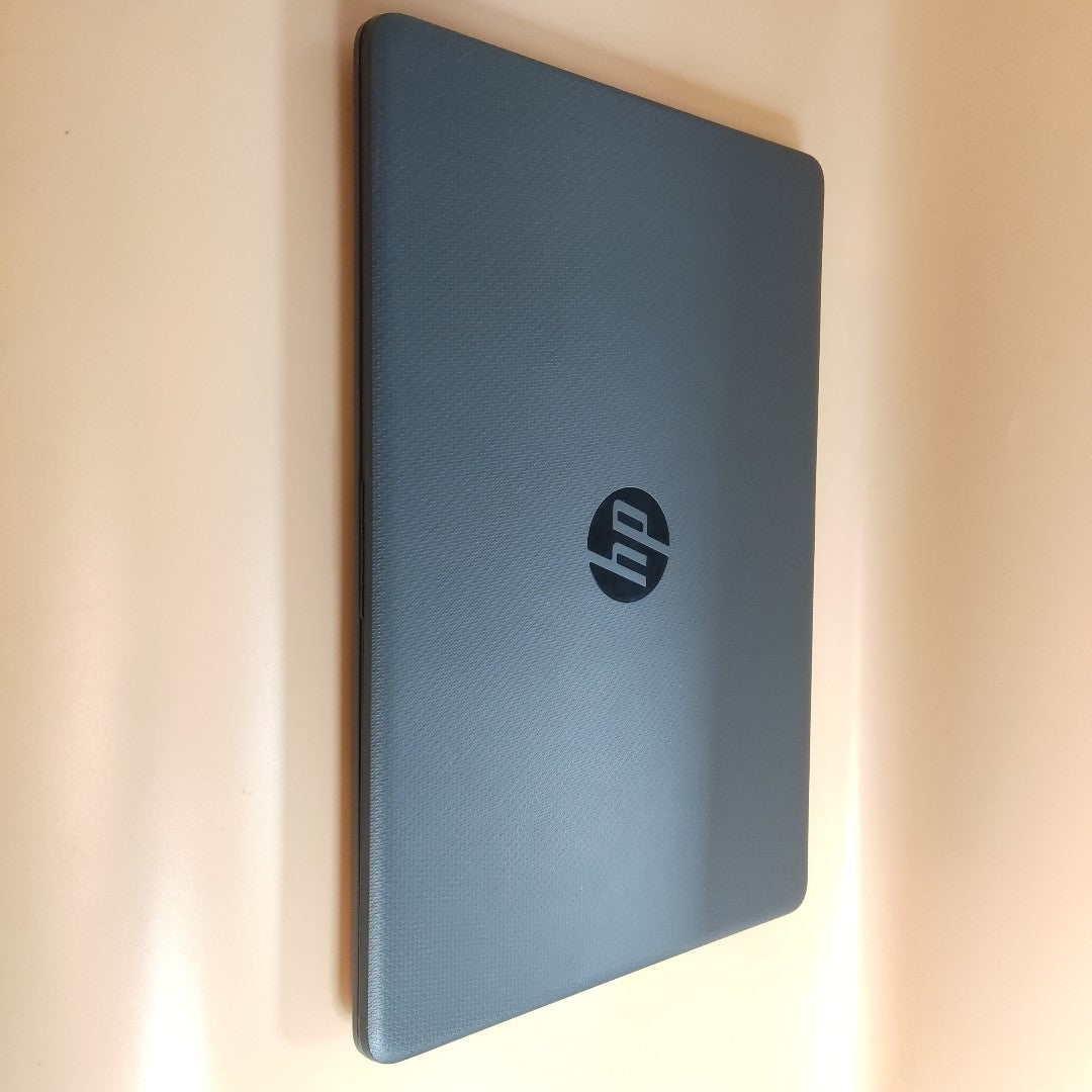 LAPTOP HP 240 G8 (2024) 256 GB SSD 8 GB RAM (SEMINUEVO)
