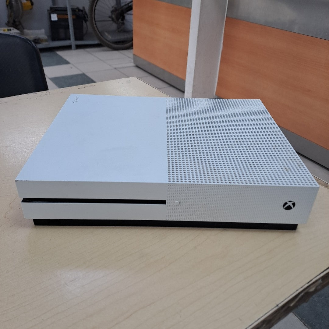 CONSOLA DE VIDEOJUEGO MICROSOFT XBOX ONE S 1 TB (SEMINUEVO)