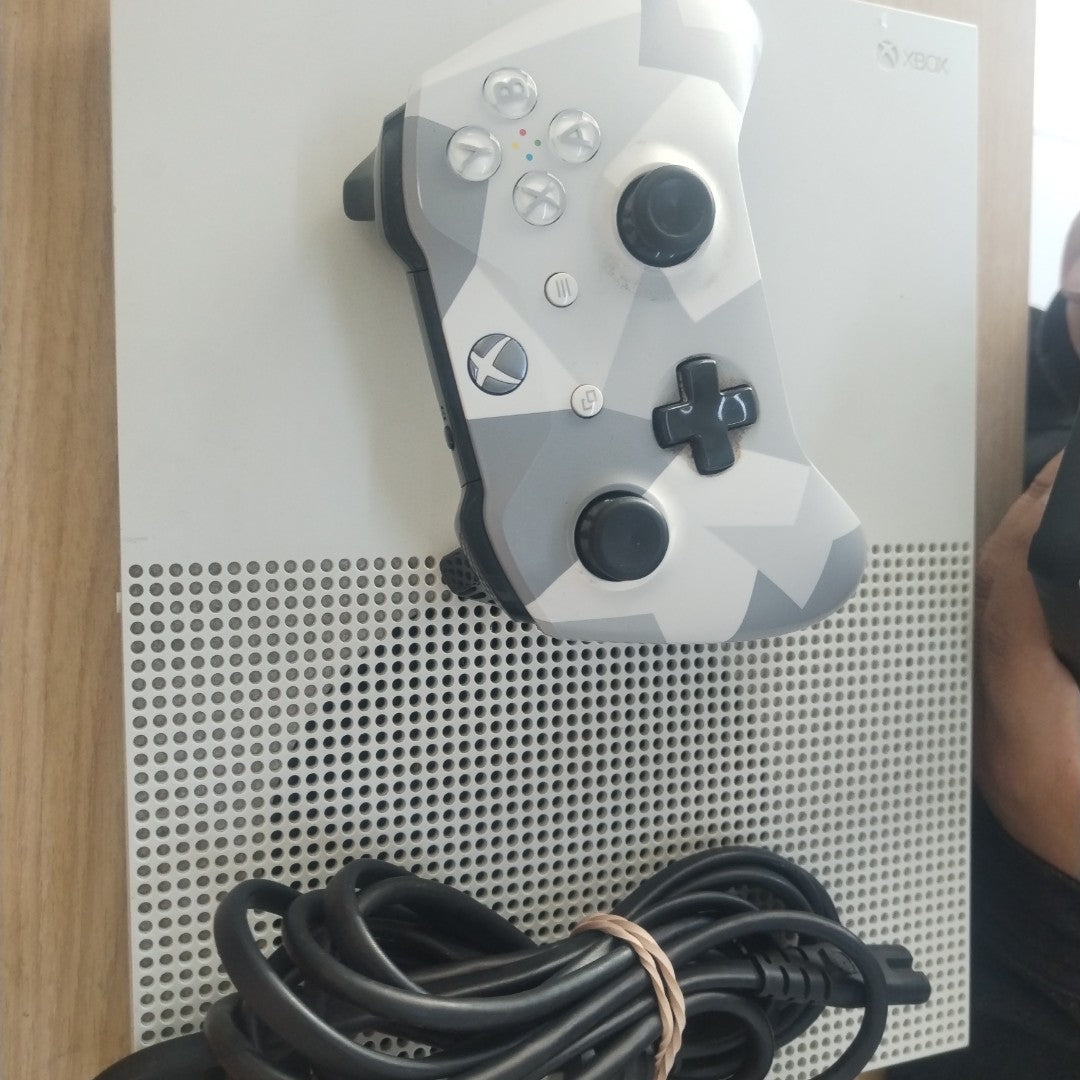 CONSOLA DE VIDEOJUEGO MICROSOFT XBOX ONE S 500 GB (SEMINUEVO)
