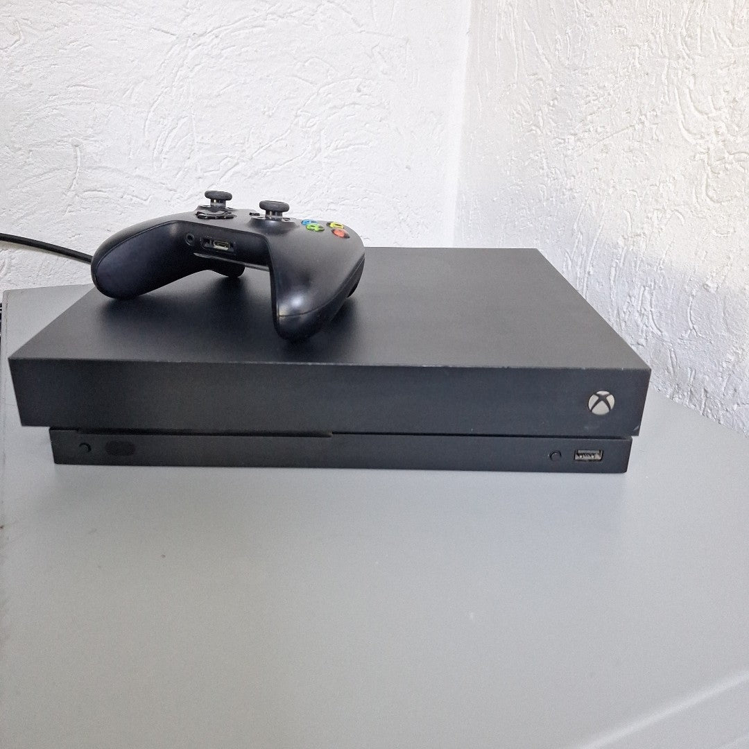 CONSOLA DE VIDEOJUEGO MICROSOFT XBOX ONE X 1 TB (SEMINUEVO)