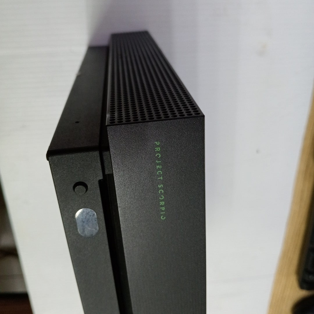 CONSOLA DE VIDEOJUEGO MICROSOFT XBOX ONE X 1 TB (SEMINUEVO)