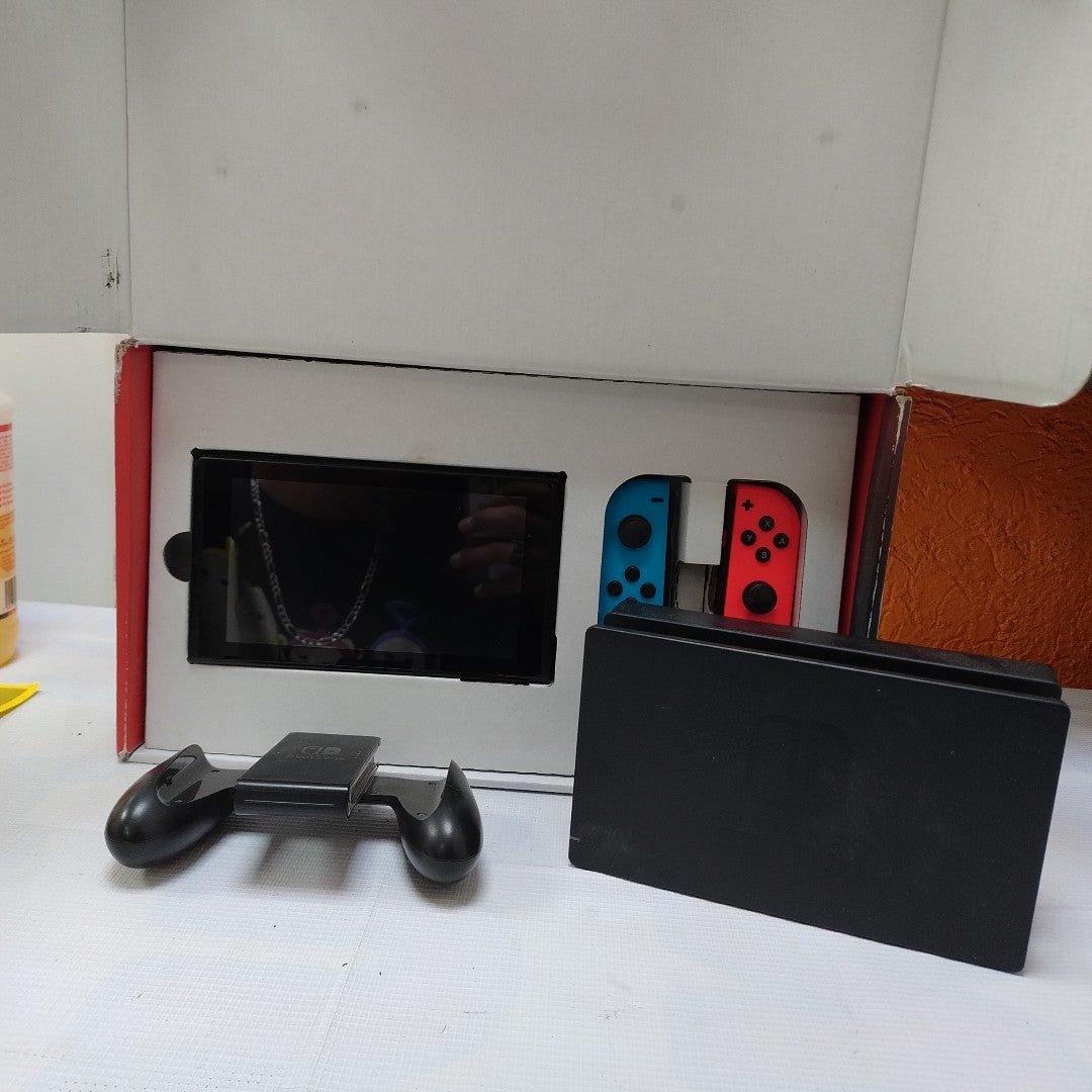 CONSOLA DE VIDEOJUEGO NINTENDO SWITCH 1.1 32 GB (SEMINUEVO)