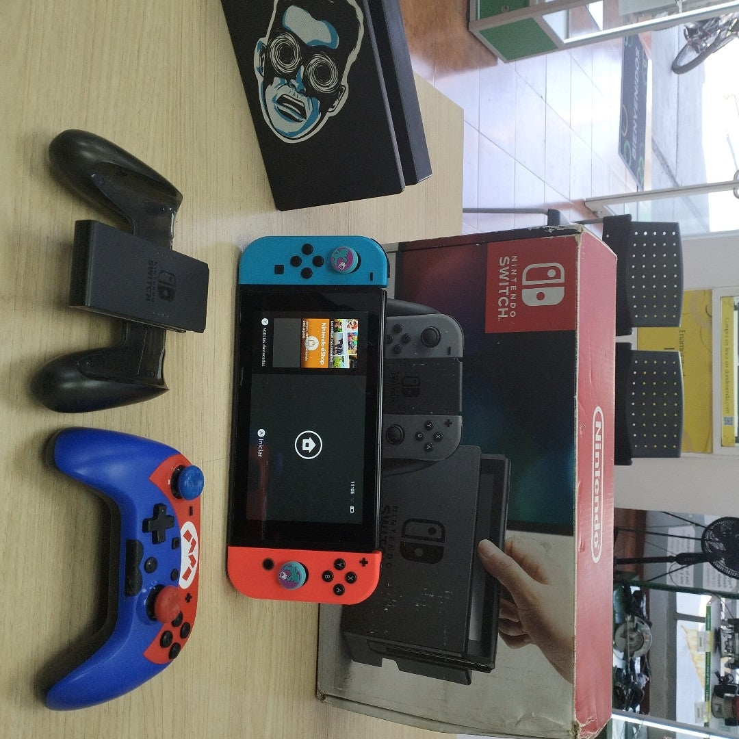 CONSOLA DE VIDEOJUEGO NINTENDO SWITCH 1.1 32 GB (SEMINUEVO)