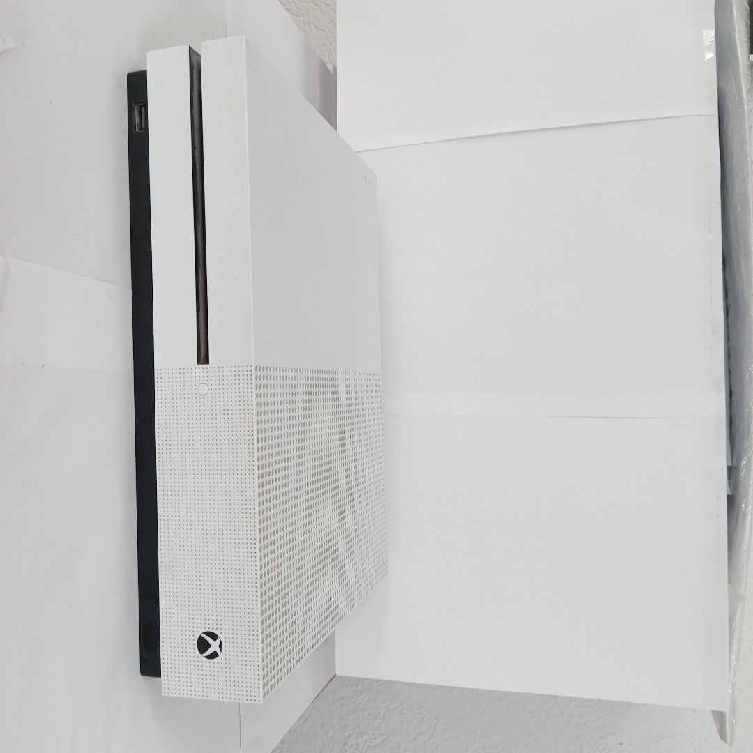 CONSOLA DE VIDEOJUEGO MICROSOFT XBOX ONE S 1 TB (SEMINUEVO)