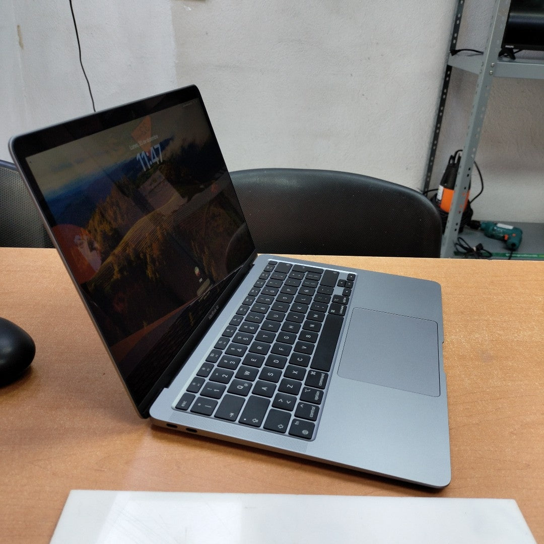 LAPTOP APPLE MACBOOK AIR 13" 2020 3.2 A2337 256 GB SSD 8 GB RAM (SEMINUEVO)