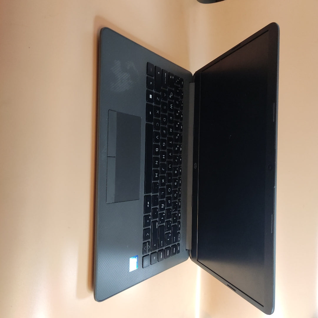 LAPTOP HP 240 G8 (2024) 256 GB SSD 8 GB RAM (SEMINUEVO)