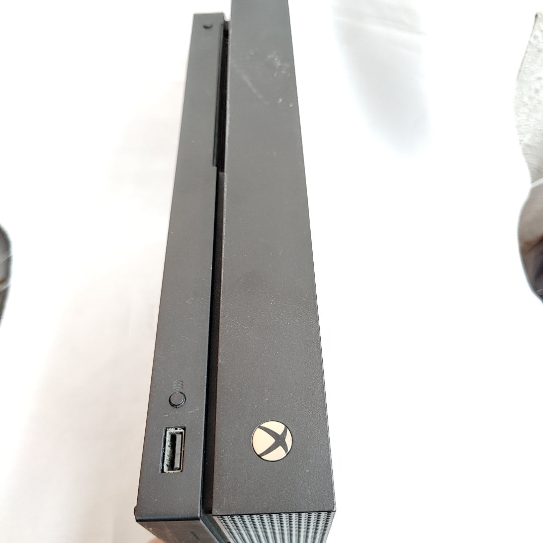 CONSOLA DE VIDEOJUEGO MICROSOFT XBOX ONE X 1 TB (SEMINUEVO)