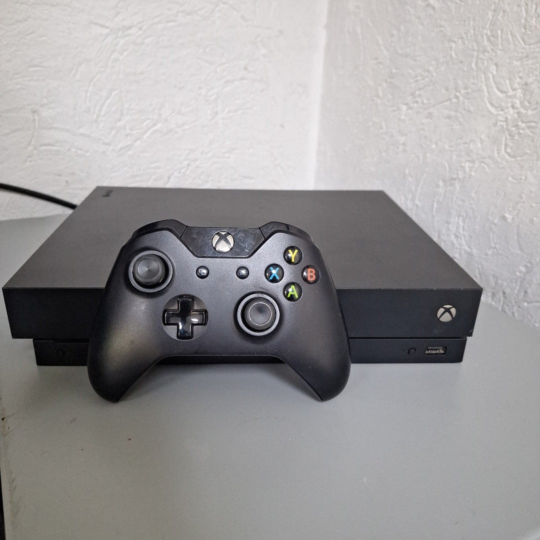 CONSOLA DE VIDEOJUEGO MICROSOFT XBOX ONE X 1 TB (SEMINUEVO)