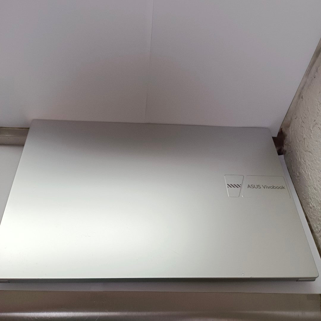 LAPTOP ASUS VIVOBOOK 15 X1504ZA-NJ302W (2024) 512 GB SSD 12 GB RAM (SEMINUEVO)