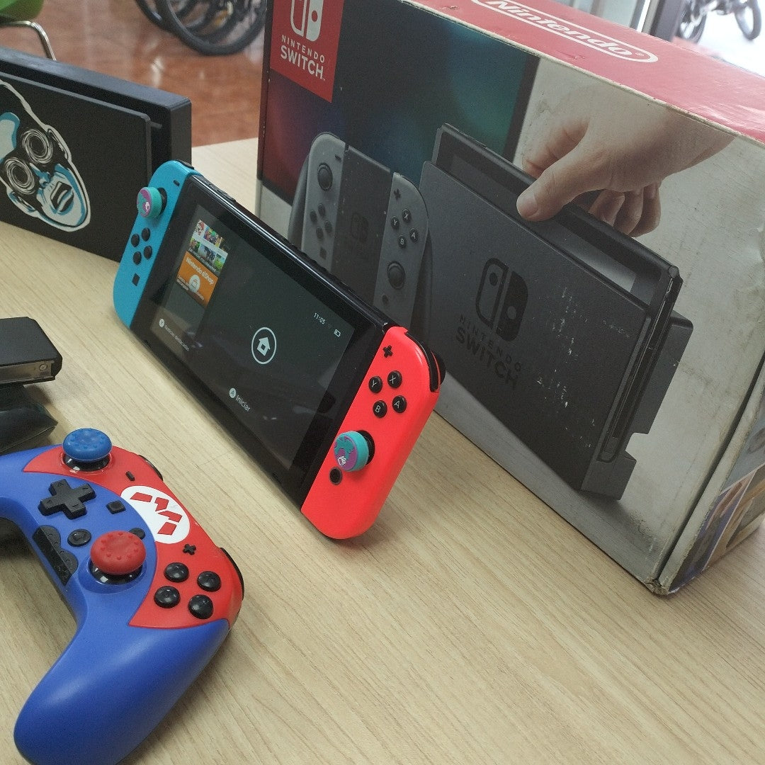 CONSOLA DE VIDEOJUEGO NINTENDO SWITCH 1.1 32 GB (SEMINUEVO)