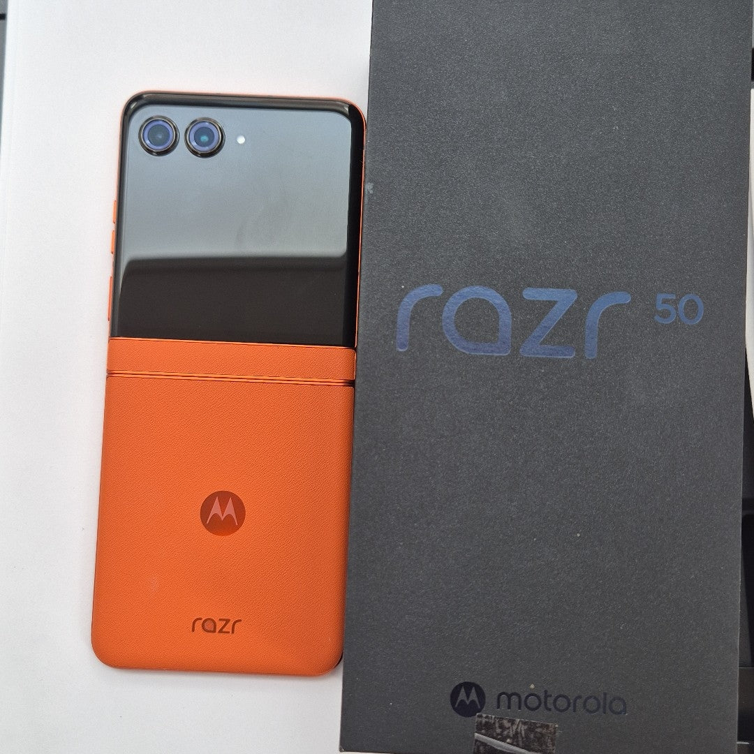 CELULAR MOTOROLA RAZR 50 5G XT2453-1 512 GB 12 GB RAM (SEMINUEVO)