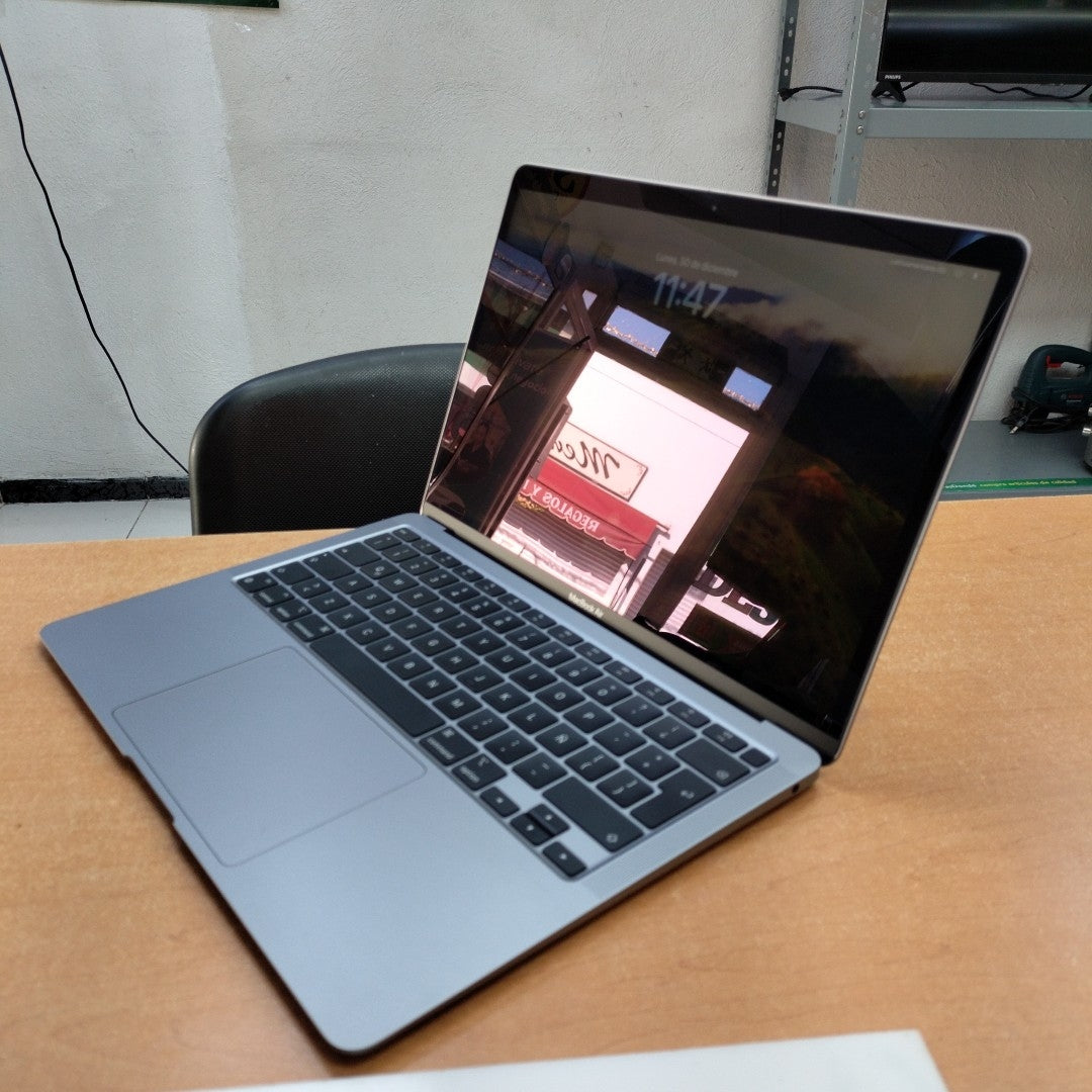 LAPTOP APPLE MACBOOK AIR 13" 2020 3.2 A2337 256 GB SSD 8 GB RAM (SEMINUEVO)
