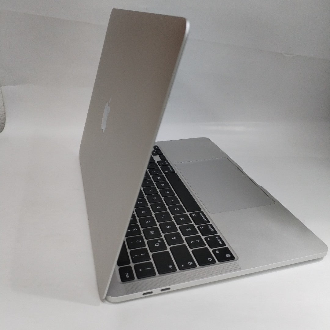 LAPTOP APPLE MACBOOK PRO 13" 2022 3.49 A2338 512 GB SSD 8 GB RAM (SEMINUEVO)