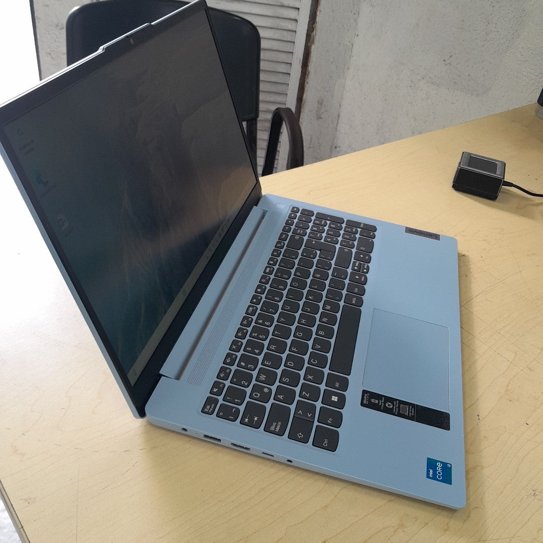 LAPTOP LENOVO IDEAPAD SLIM 3 15IRU8 (2023) 256 GB SSD 8 GB RAM (SEMINUEVO)