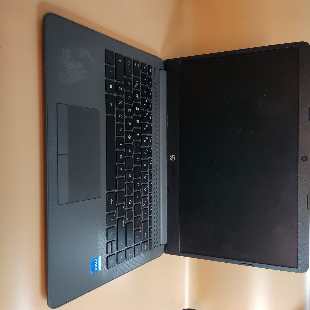 LAPTOP HP 240 G8 (2024) 256 GB SSD 8 GB RAM (SEMINUEVO)