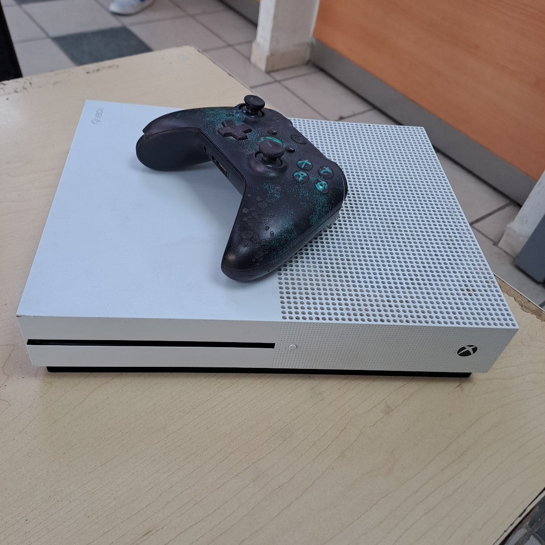 CONSOLA DE VIDEOJUEGO MICROSOFT XBOX ONE S 1 TB (SEMINUEVO)