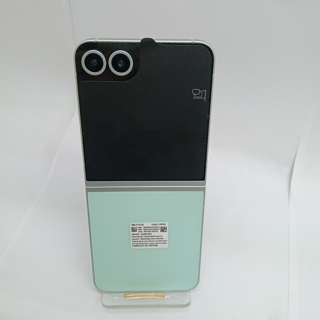CELULAR SAMSUNG GALAXY Z FLIP6 SM-F741B (2024) 256 GB 12 GB RAM (SEMINUEVO)