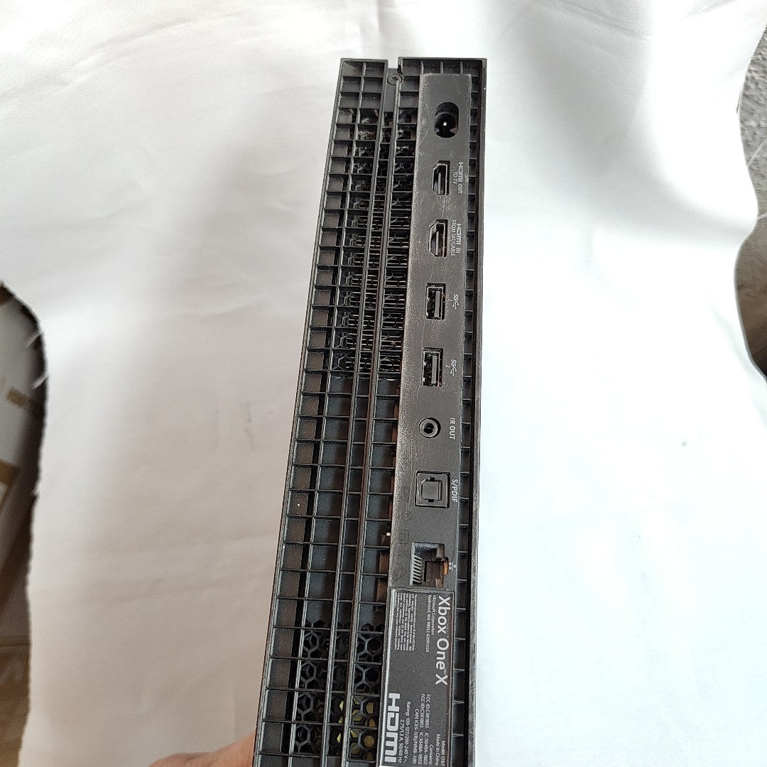 CONSOLA DE VIDEOJUEGO MICROSOFT XBOX ONE X 1 TB (SEMINUEVO)