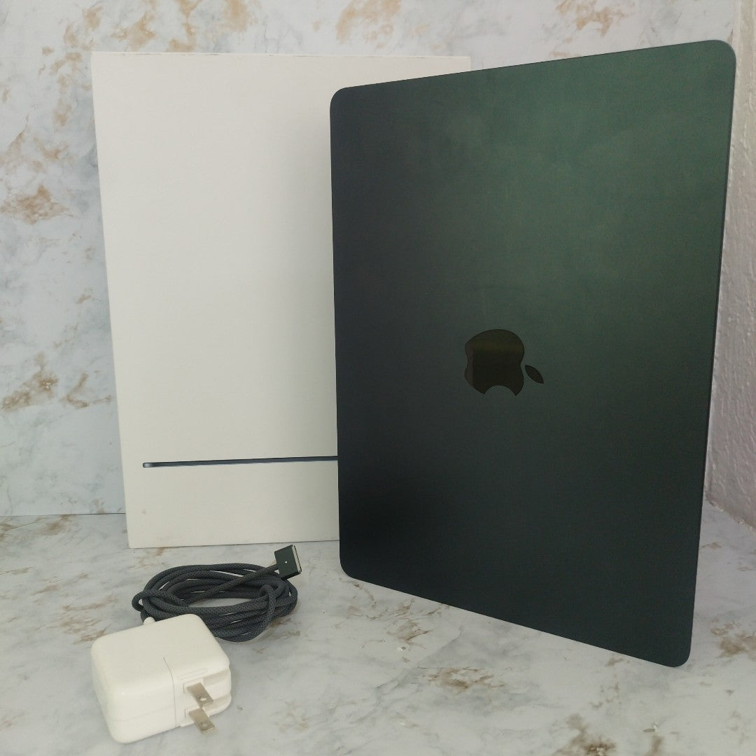 LAPTOP APPLE MACBOOK AIR 13" 2022 3.49 A2681 (8 CPU/8 GPU) 256 GB SSD 8 GB RAM (SEMINUEVO)