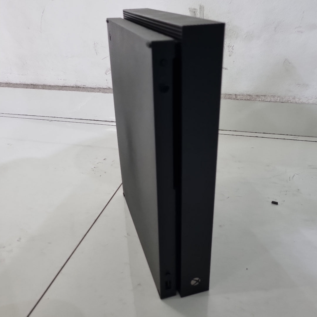 CONSOLA DE VIDEOJUEGO MICROSOFT XBOX ONE X 1 TB (SEMINUEVO)