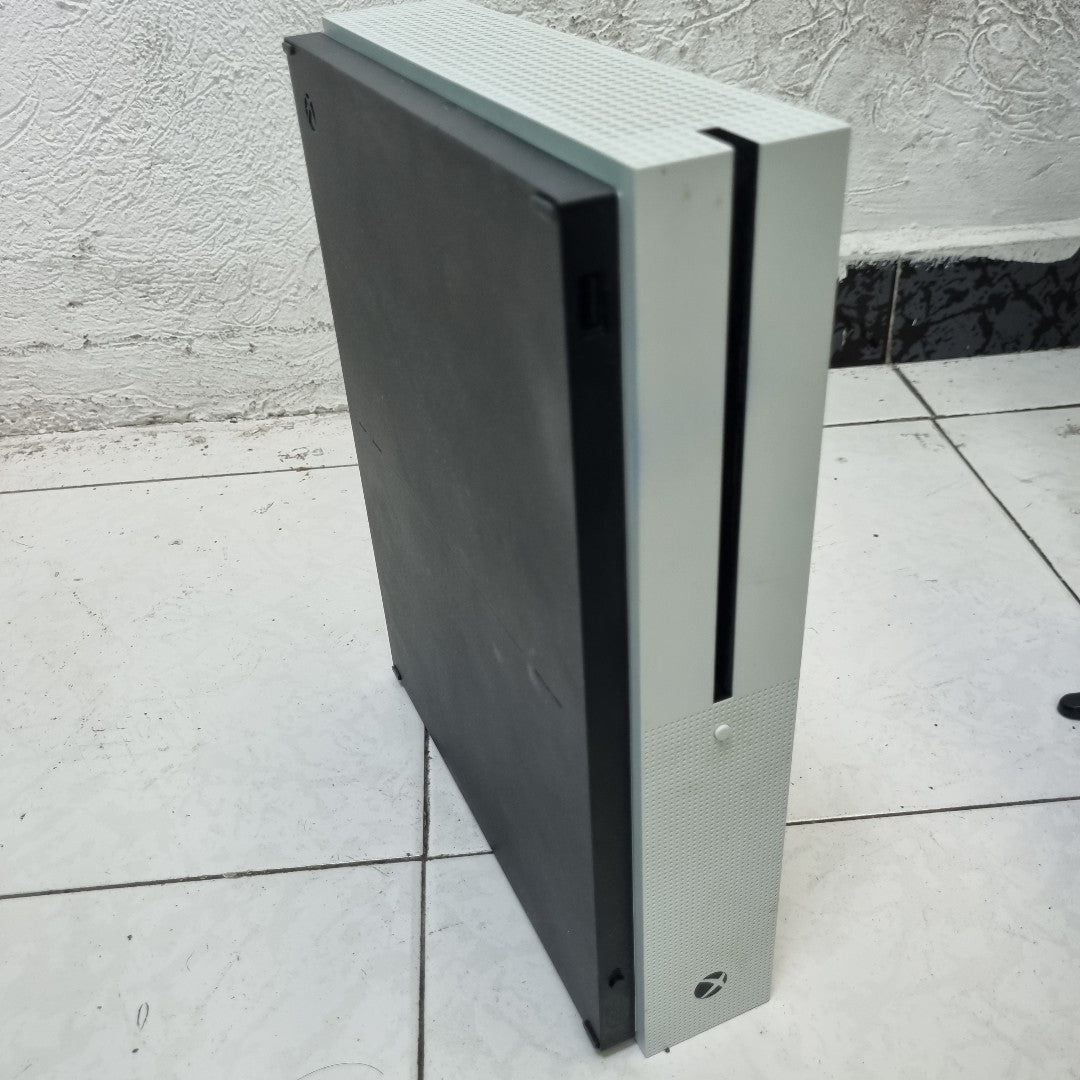 CONSOLA DE VIDEOJUEGO MICROSOFT XBOX ONE S 1 TB (SEMINUEVO)