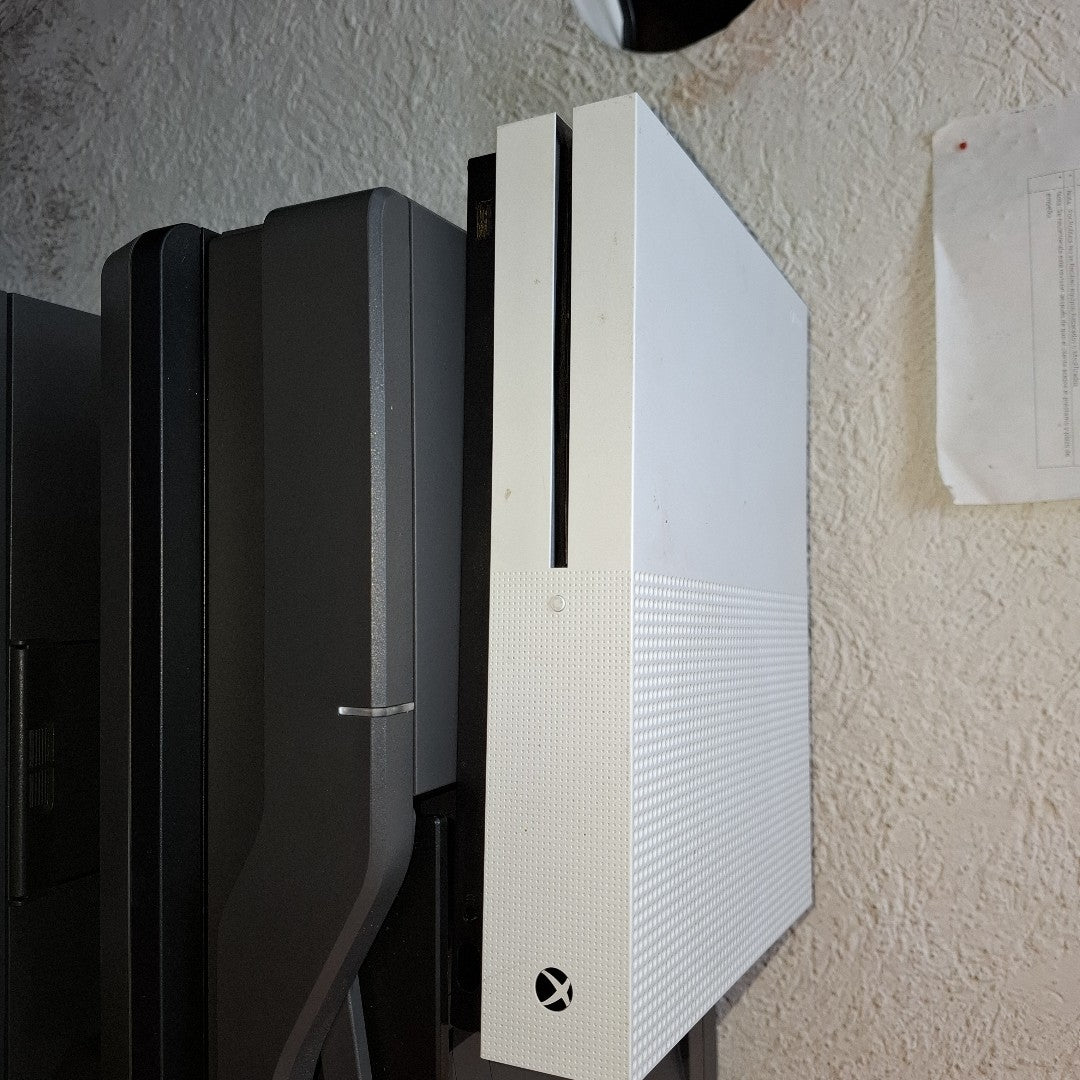 CONSOLA DE VIDEOJUEGO MICROSOFT XBOX ONE S 1 TB (SEMINUEVO)
