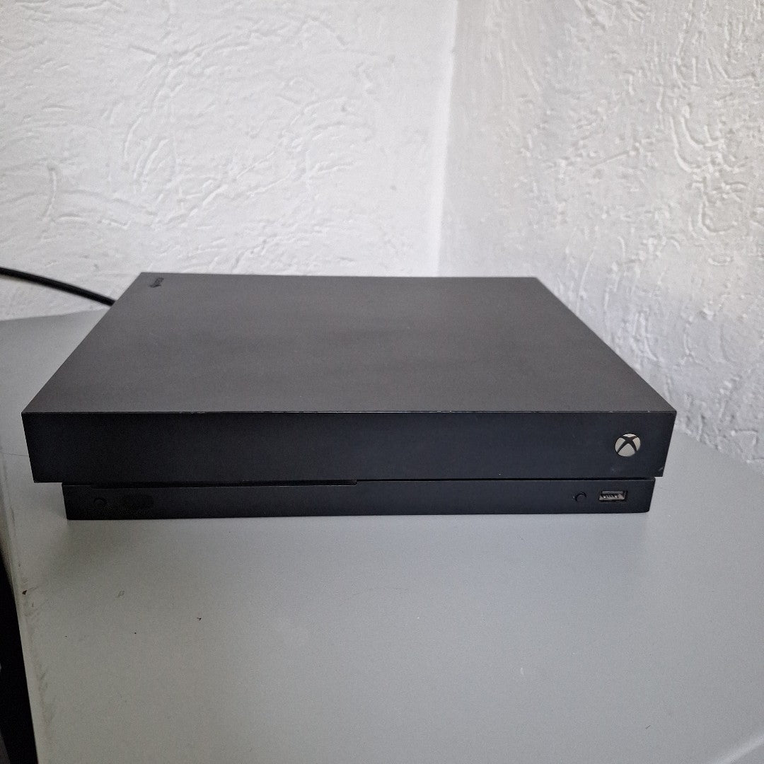 CONSOLA DE VIDEOJUEGO MICROSOFT XBOX ONE X 1 TB (SEMINUEVO)