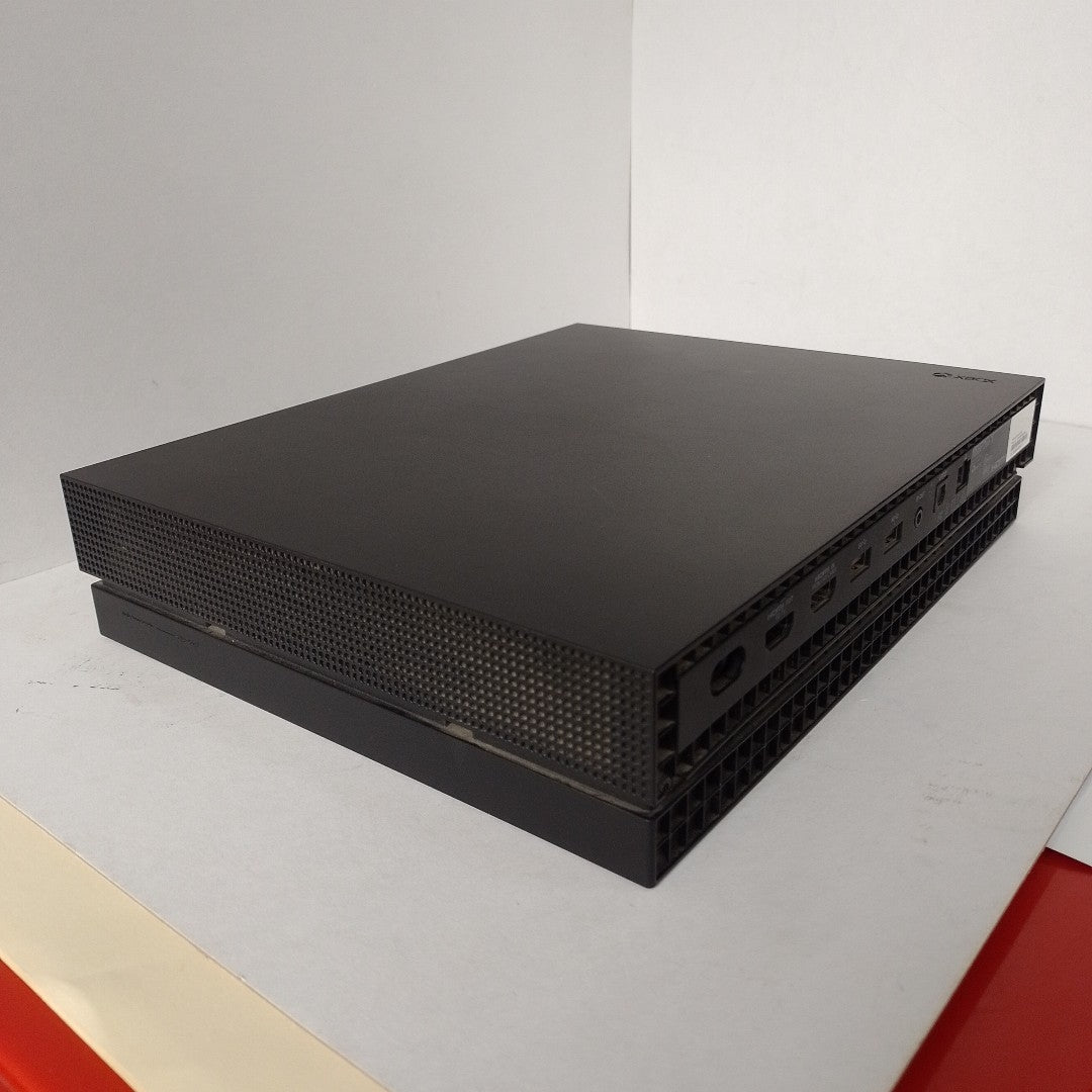 CONSOLA DE VIDEOJUEGO MICROSOFT XBOX ONE X 1 TB (SEMINUEVO)