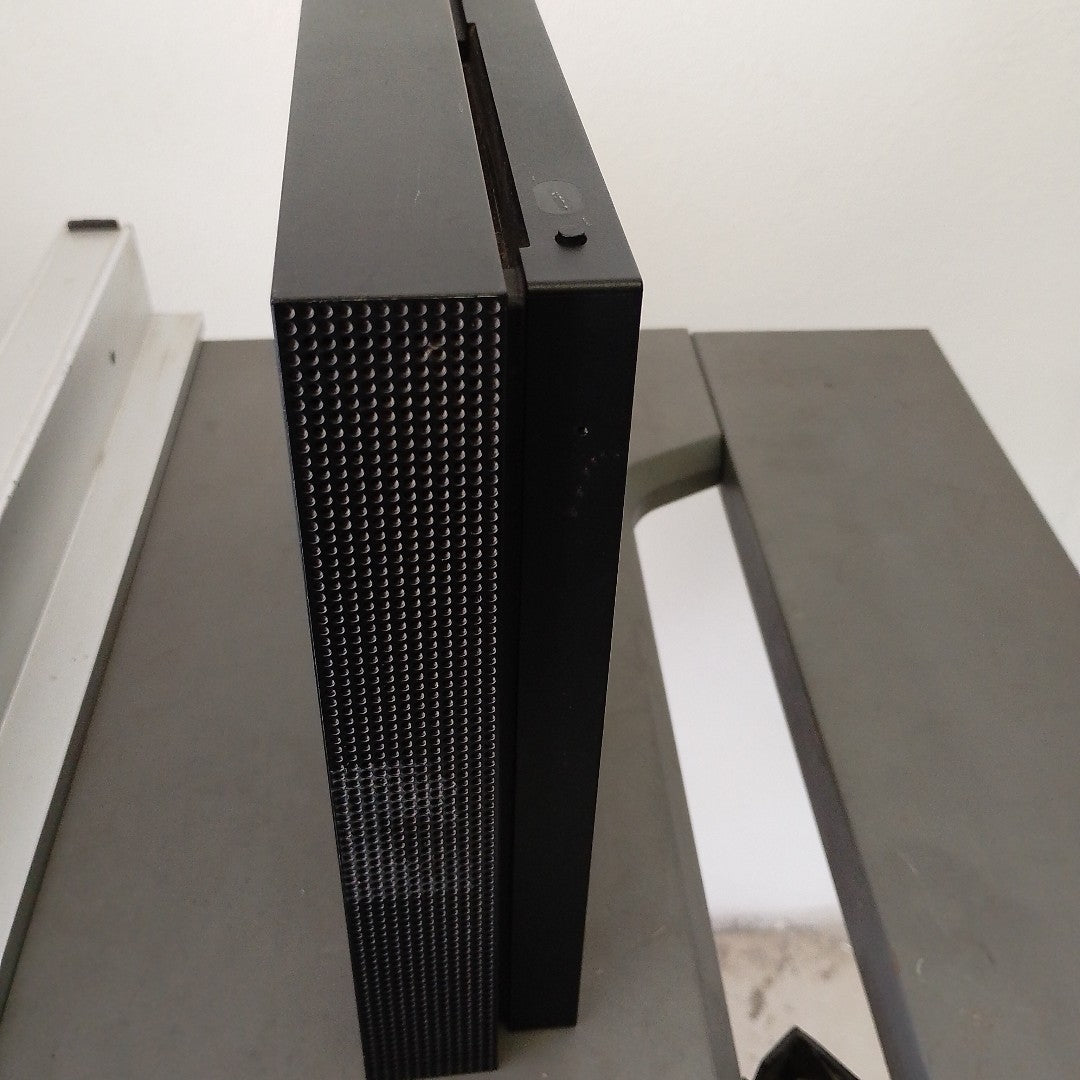 CONSOLA DE VIDEOJUEGO MICROSOFT XBOX ONE X 1 TB (SEMINUEVO)