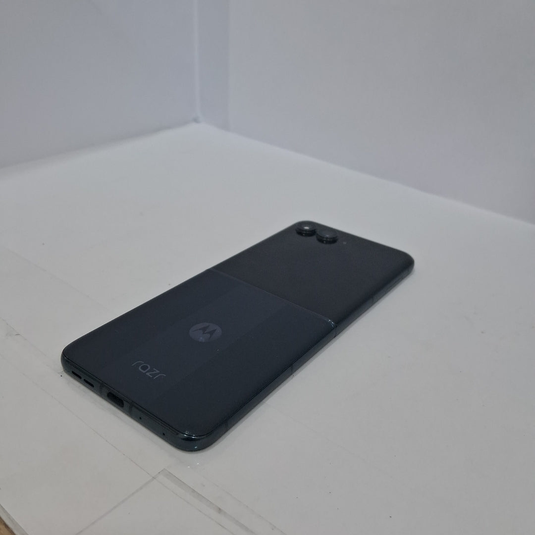 CELULAR MOTOROLA RAZR 50 ULTRA XT2451-3 (2024) 512 GB 12 GB RAM (SEMINUEVO)