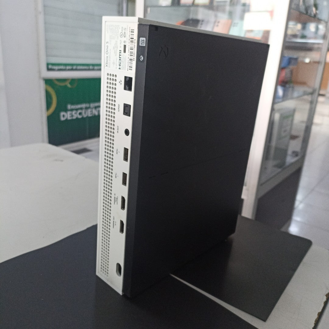 CONSOLA DE VIDEOJUEGO MICROSOFT XBOX ONE S 1 TB (SEMINUEVO)