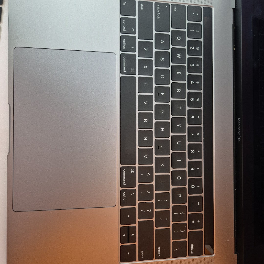 LAPTOP APPLE MACBOOK PRO 15" 2018 2.9 A1990 512 GB SSD 32 GB RAM (SEMINUEVO)