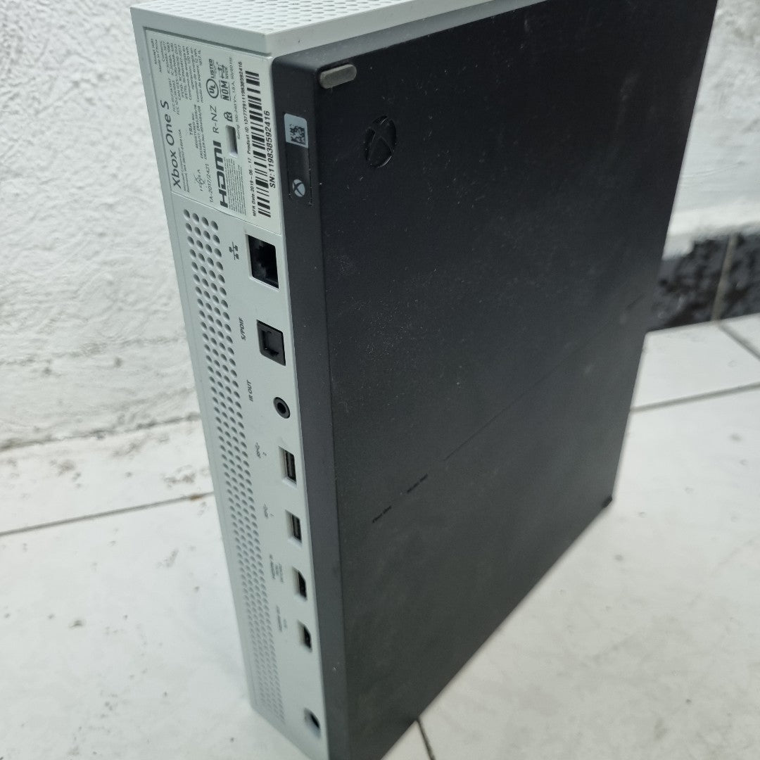 CONSOLA DE VIDEOJUEGO MICROSOFT XBOX ONE S 1 TB (SEMINUEVO)