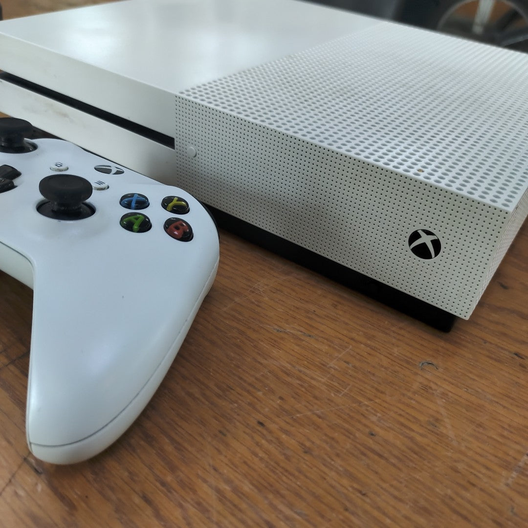 CONSOLA DE VIDEOJUEGO MICROSOFT XBOX ONE S 1 TB (SEMINUEVO)