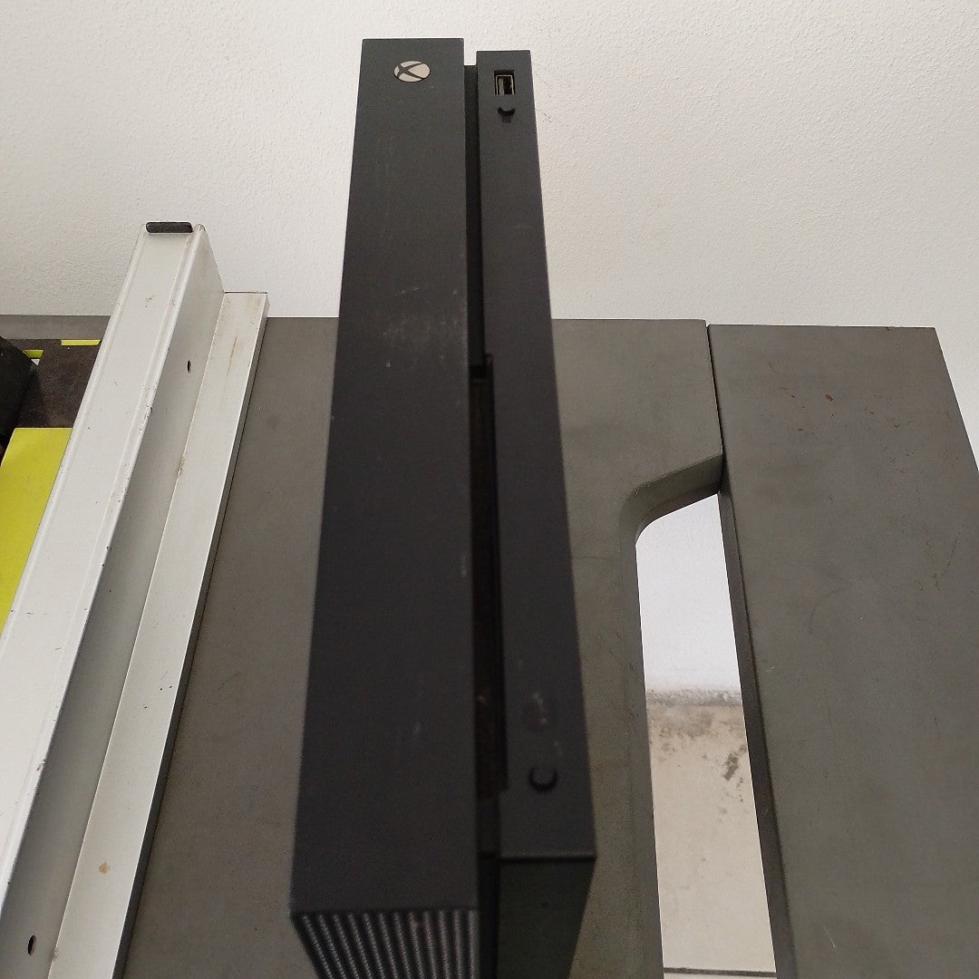 CONSOLA DE VIDEOJUEGO MICROSOFT XBOX ONE X 1 TB (SEMINUEVO)