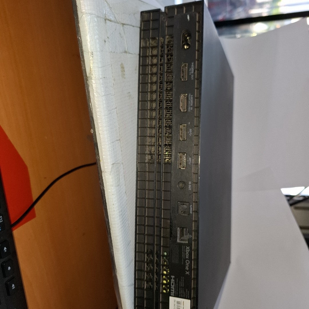 CONSOLA DE VIDEOJUEGO MICROSOFT XBOX ONE X 1 TB (SEMINUEVO)
