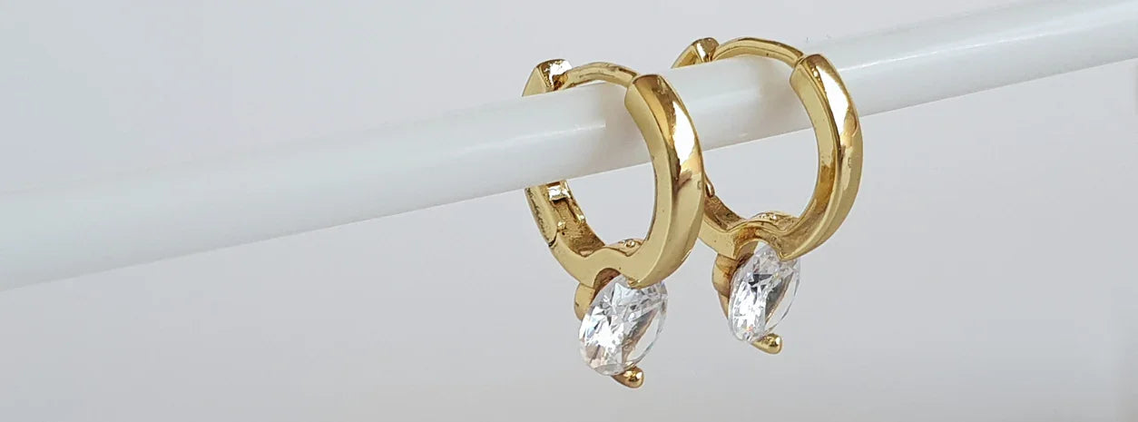 Aretes de Oro: reflejos de luz y elegancia