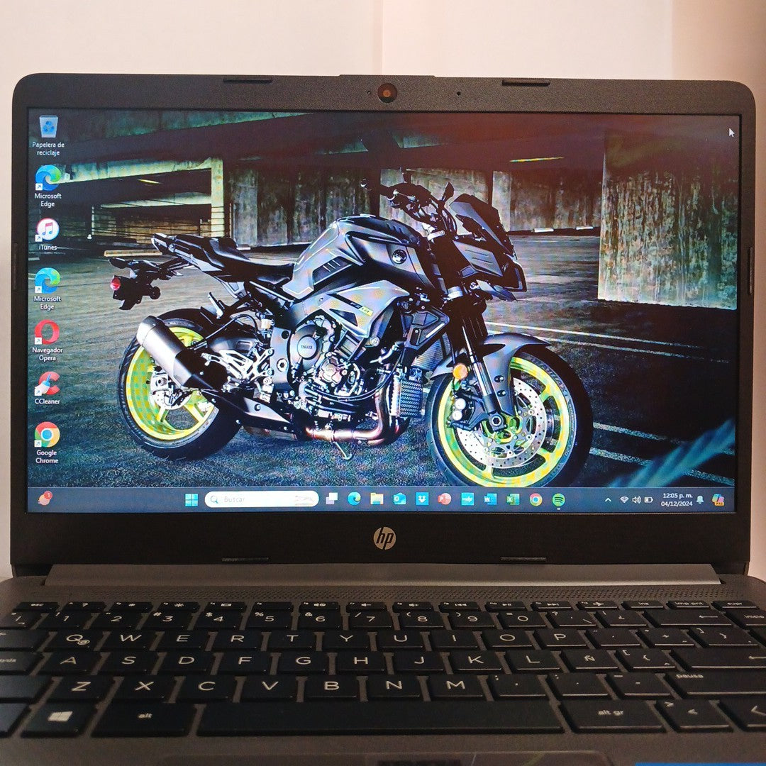 LAPTOP HP 245 G8 (2021) 1 TB + 128 GB SSD 8 GB RAM (SEMINUEVO)