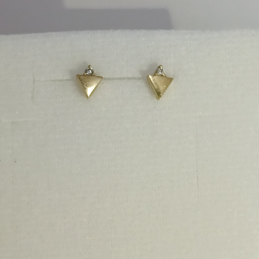 10350BRO00000B886 FRD6 BROQUEL DE TRIANGULO CON UNA CIRCONIA ORO 14K 1GRS (NUEVO)