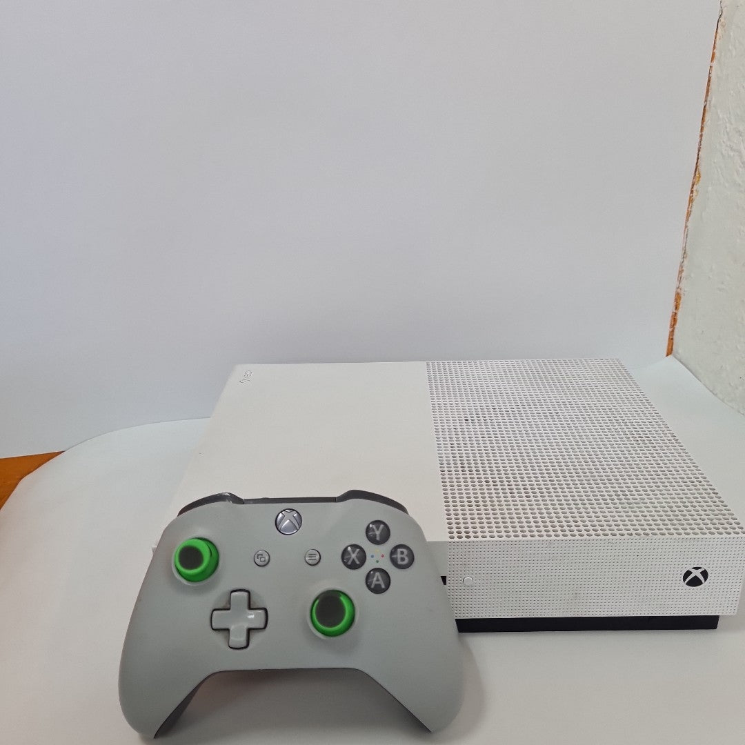 CONSOLA DE VIDEOJUEGO MICROSOFT XBOX ONE S 1 TB (SEMINUEVO)