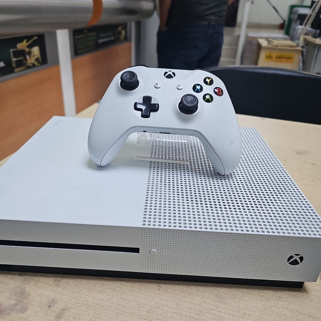 CONSOLA DE VIDEOJUEGO MICROSOFT XBOX ONE S 1 TB (SEMINUEVO)