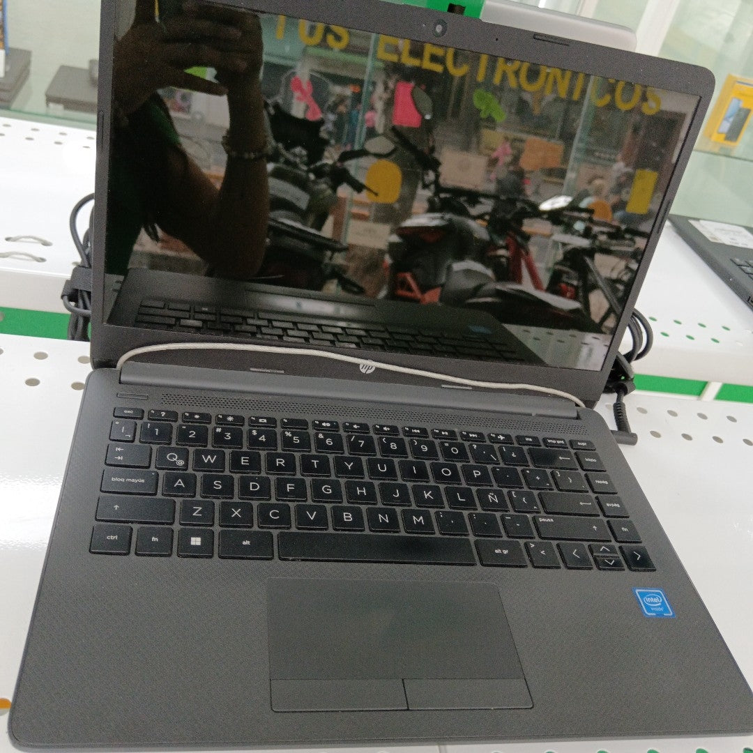LAPTOP HP 14-CF2542LA (2022) 256 GB SSD 8 GB RAM (SEMINUEVO)