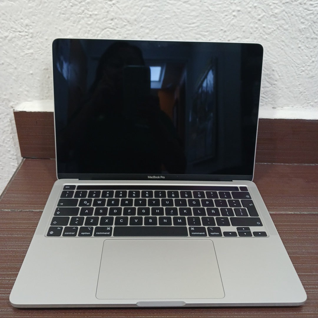 LAPTOP APPLE MACBOOK PRO 13" 2022 3.49 A2338 512 GB SSD 8 GB RAM (SEMINUEVO)