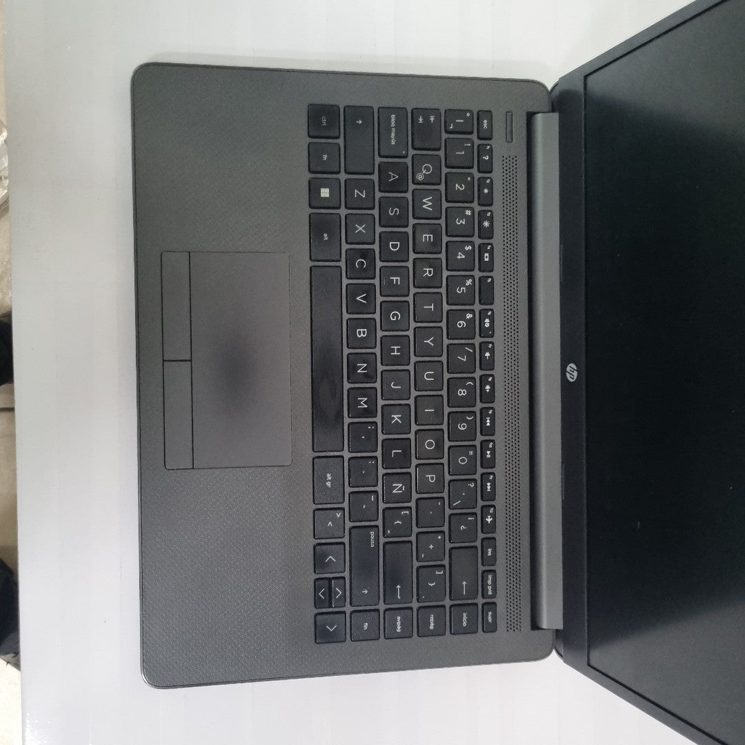 LAPTOP HP 245 G9 (2024) 256 GB SSD 8 GB RAM (SEMINUEVO)