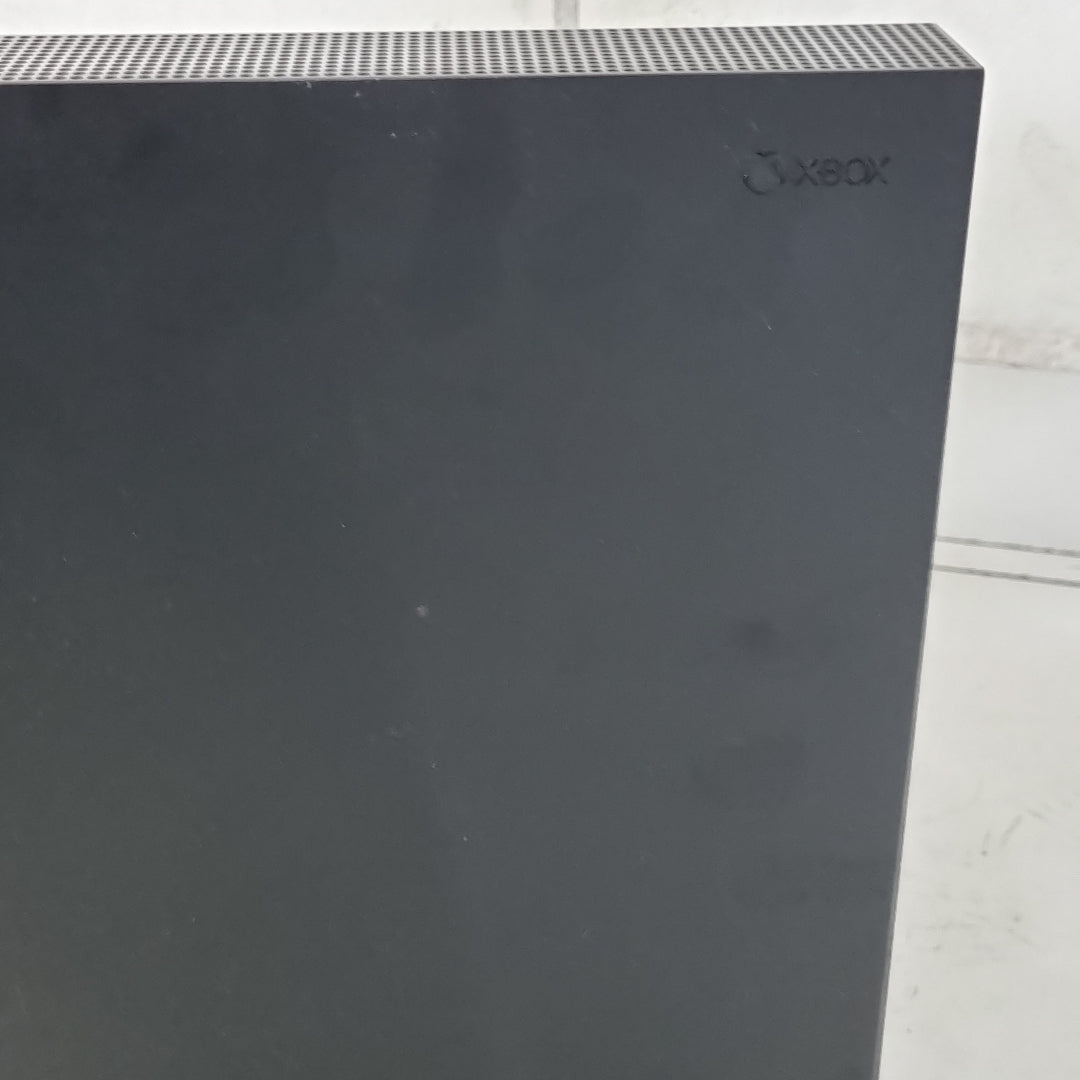 CONSOLA DE VIDEOJUEGO MICROSOFT XBOX ONE X 1 TB (SEMINUEVO)