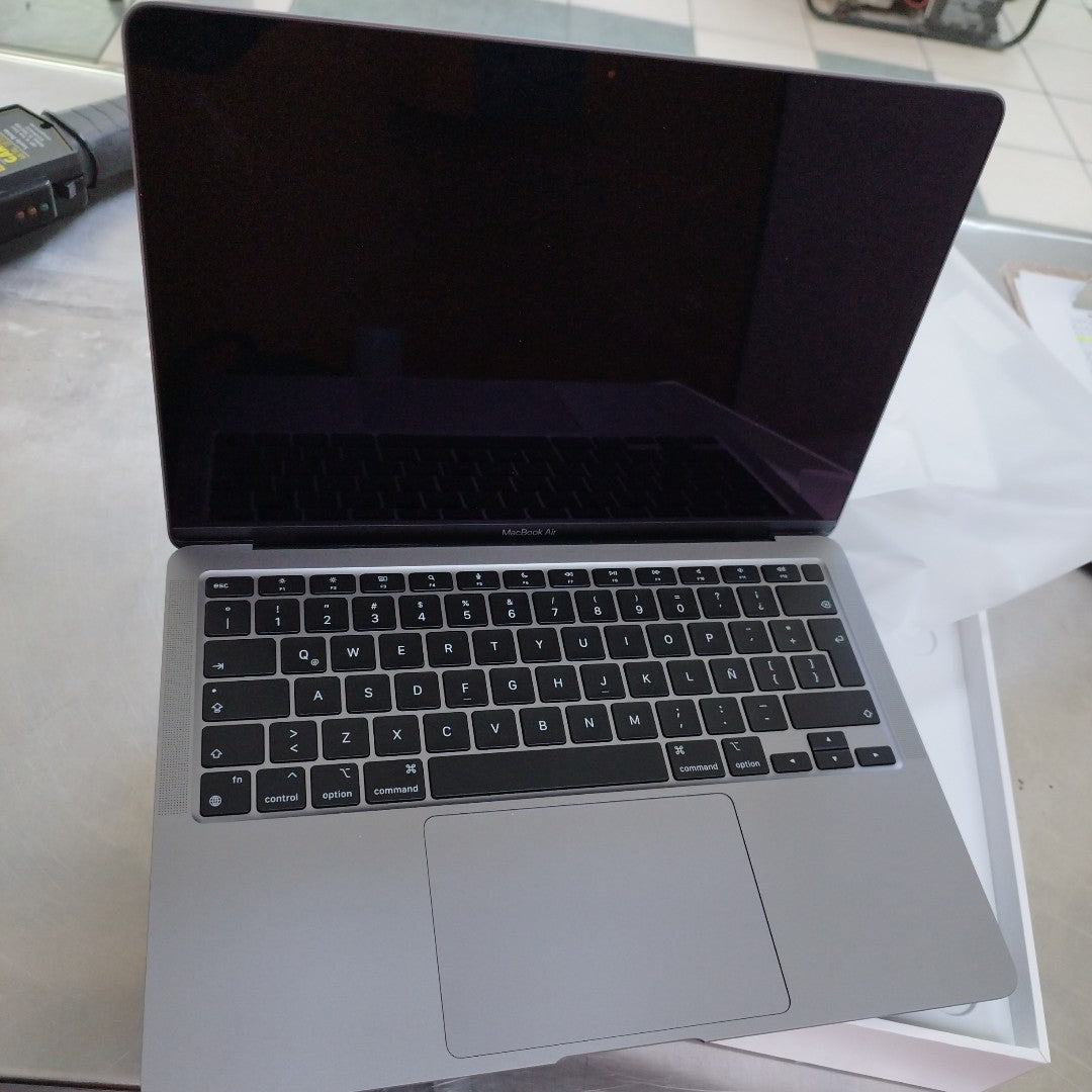 LAPTOP APPLE MACBOOK AIR 13" 2020 3.2 A2337 256 GB SSD 8 GB RAM (SEMINUEVO)