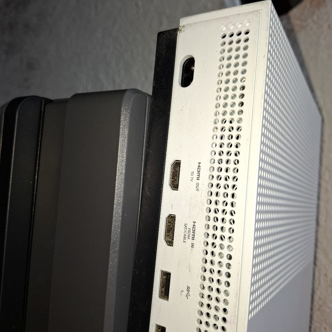 CONSOLA DE VIDEOJUEGO MICROSOFT XBOX ONE S 1 TB (SEMINUEVO)