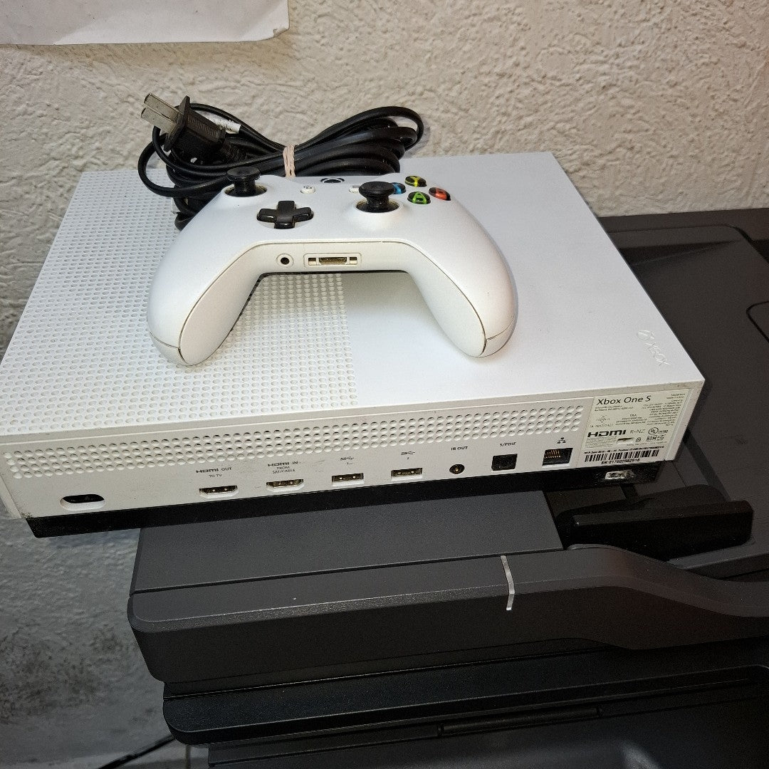 CONSOLA DE VIDEOJUEGO MICROSOFT XBOX ONE S 1 TB (SEMINUEVO)
