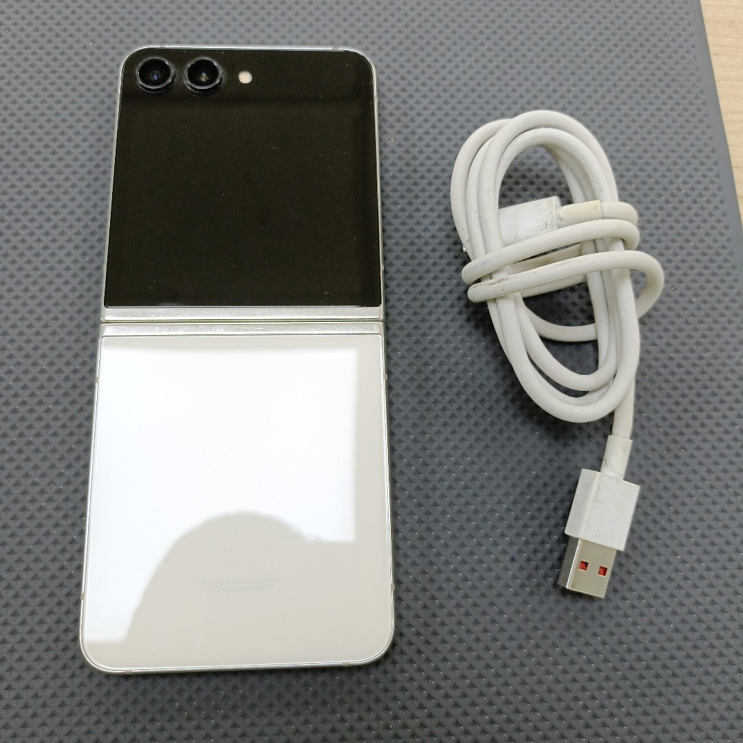 CELULAR SAMSUNG GALAXY Z FLIP 5 SM-F731B (2023) 256 GB 8 GB RAM (SEMINUEVO)